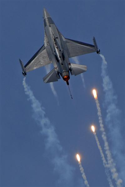 Belgian Air Force F-16 with flares.jpg